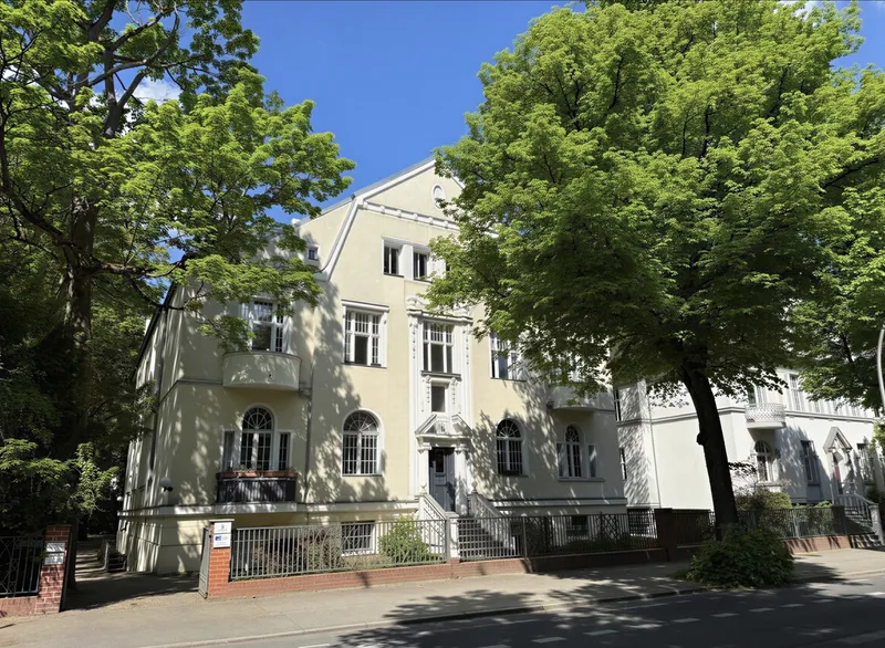 Möbliert & Saniert: 2 Zi-Altbauwohnung nahe Roseneck in historischer Gründerzeitvilla — photo 1